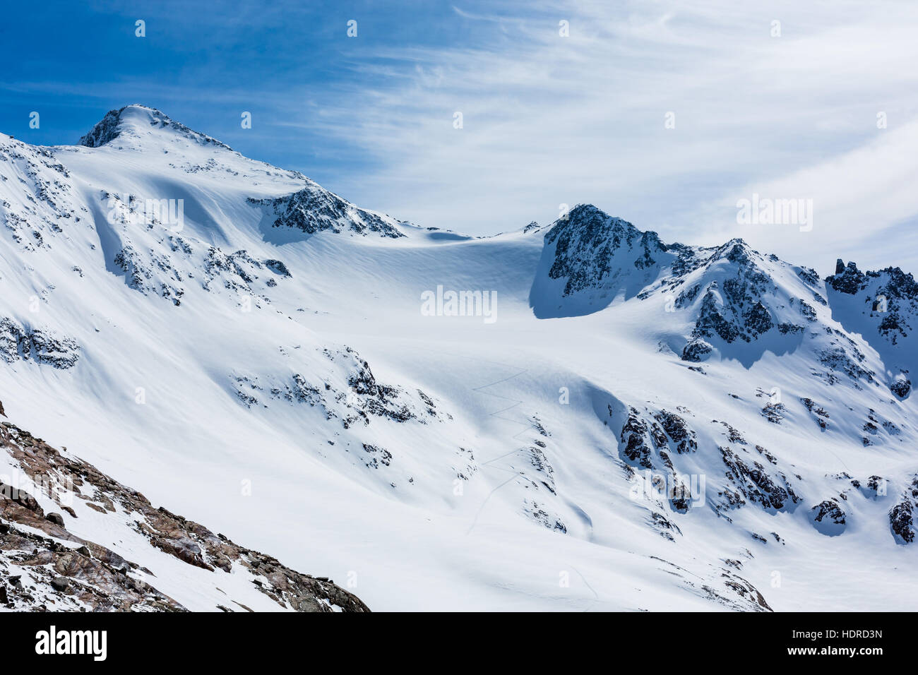 Österreichs größte Gletscher-Skigebiet - nur 45 Minuten von Innsbruck entfernt - bietet 34 Pisten von leicht bis anspruchsvoll. Zwischen 1.750 und 3.210 meter Stockfoto