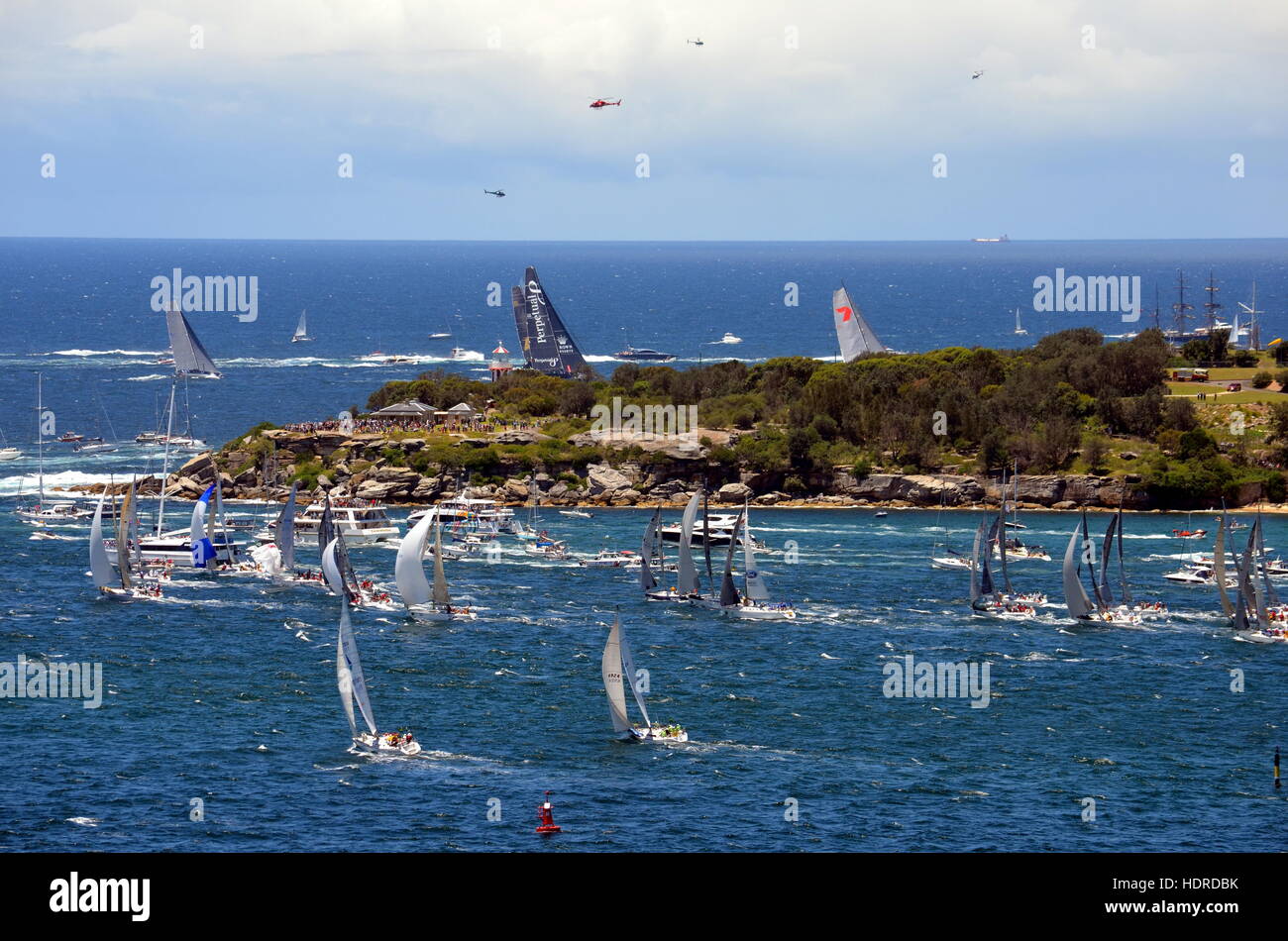 Sydney, Australien - 26. Dezember 2013. Letzte Teilnehmer Yachten näherte sich South Head. Das Sydney-Hobart-Regatta ist eine jährliche Veranstaltung ab Stockfoto