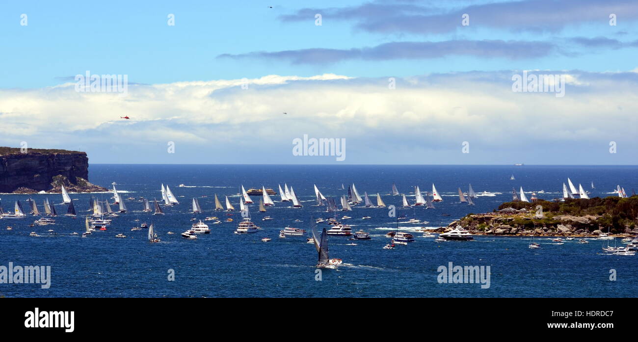 Sydney, Australien - 26. Dezember 2013. Mitmachen-Yachten erreicht die Tasmanische See. Das Sydney-Hobart-Regatta ist eine jährliche Veranstaltung, Syd ab Stockfoto