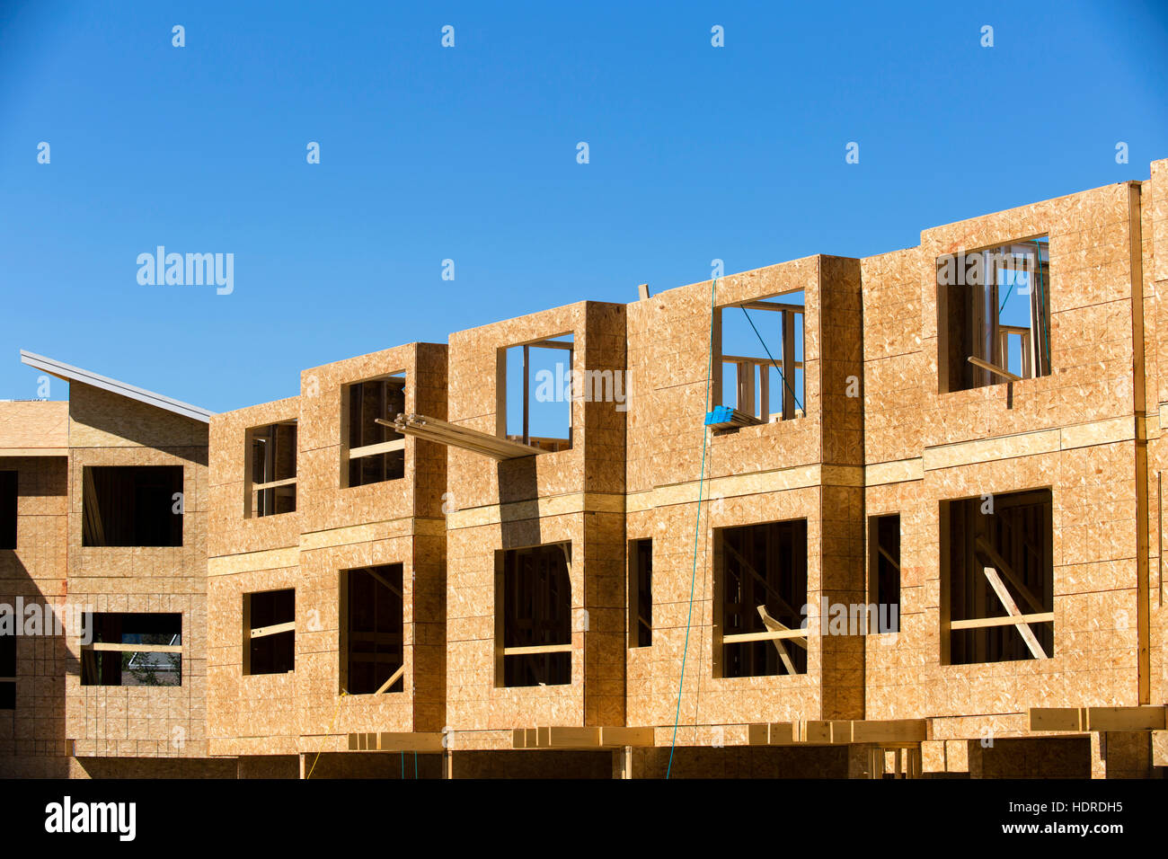 Holz Rahmen Mehrfamilienhaus wohnen Bauwirtschaft Stockfoto, Bild