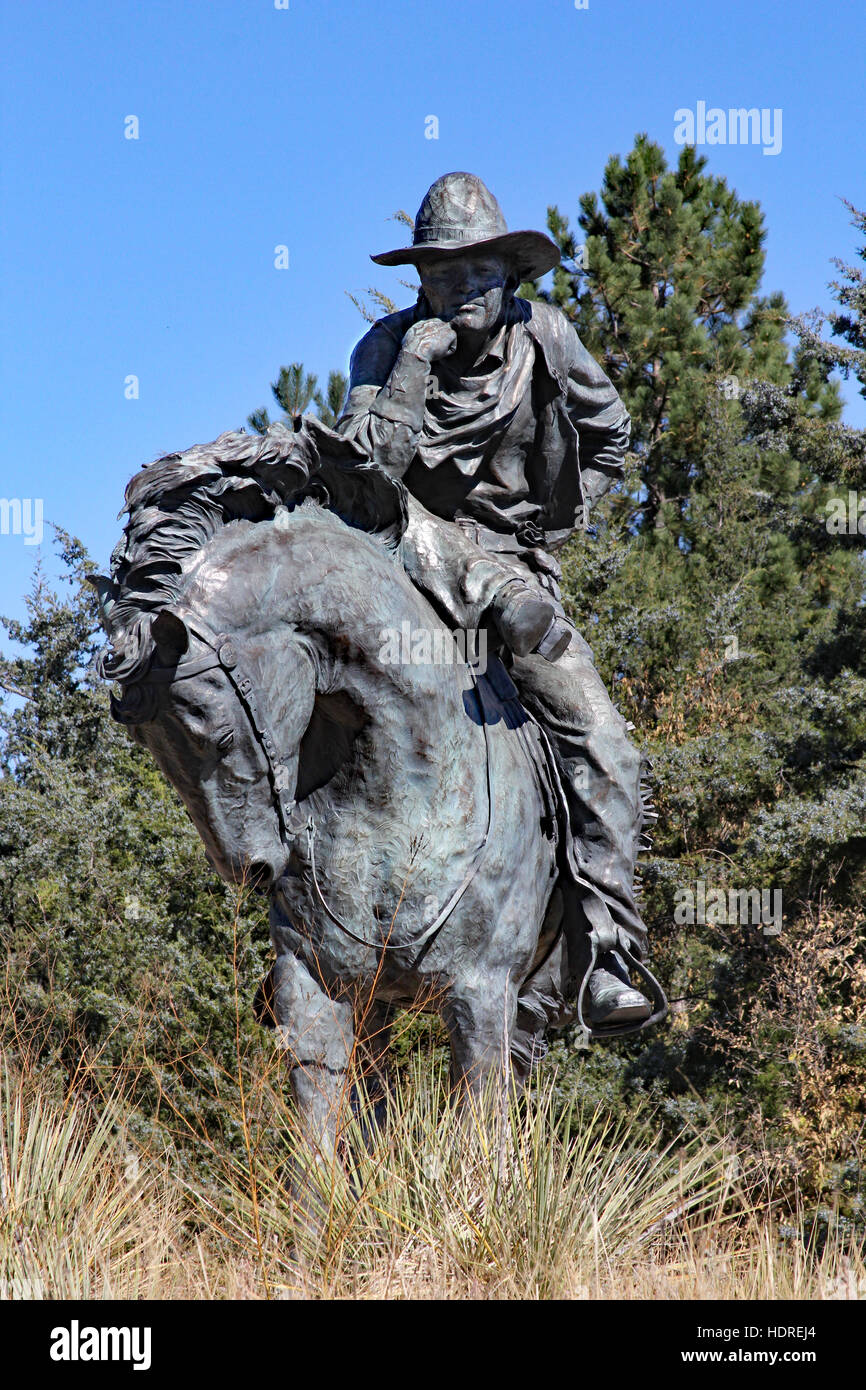 Trail Boss ist eine Skulptur von einem Pferd und Reiter auf dem Boot Hill in Ogallala Nebraska. Er scheint zu den Gräbern und Stadt Grübeln Stockfoto