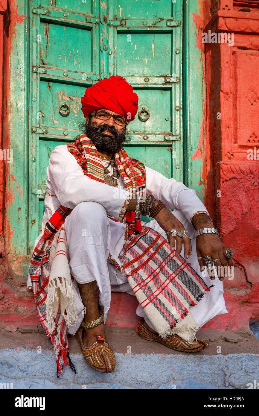 Mann aus Rajasthan in traditioneller Kleidung, Jodhpur, Rajasthan, Indien Stockfoto