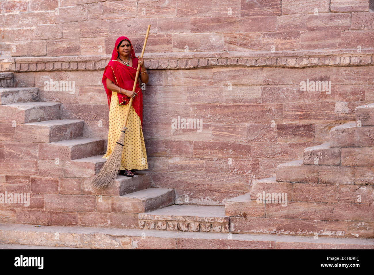 Frau im Sari Reinigungsschritte bei Toorji Ka Jhalara, der Schritt gut, Jodhpur, Rajasthan, Indien Stockfoto