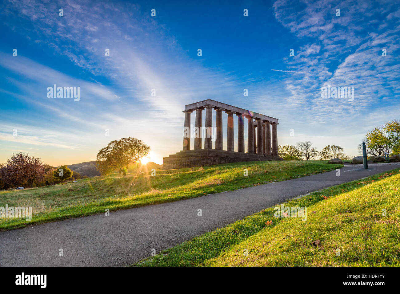 Erstaunlich Sonnenaufgang über Edinburgh, Schottland - schöne warme Farben und beeindruckende Architektur - typisch europäischen Stadtbild Stockfoto