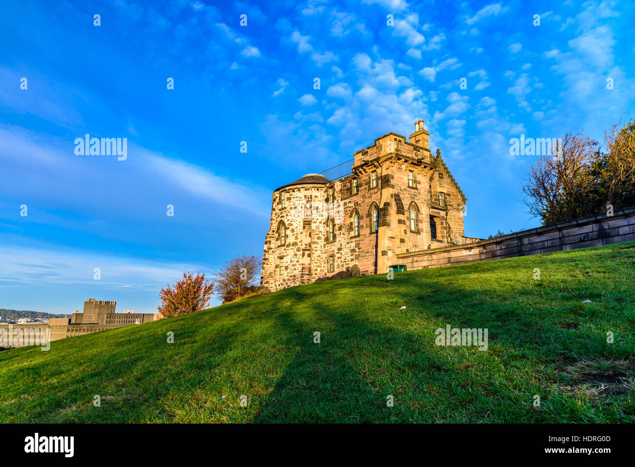 Erstaunlich Sonnenaufgang über Edinburgh, Schottland - schöne warme Farben und beeindruckende Architektur - typisch europäischen Stadtbild Stockfoto