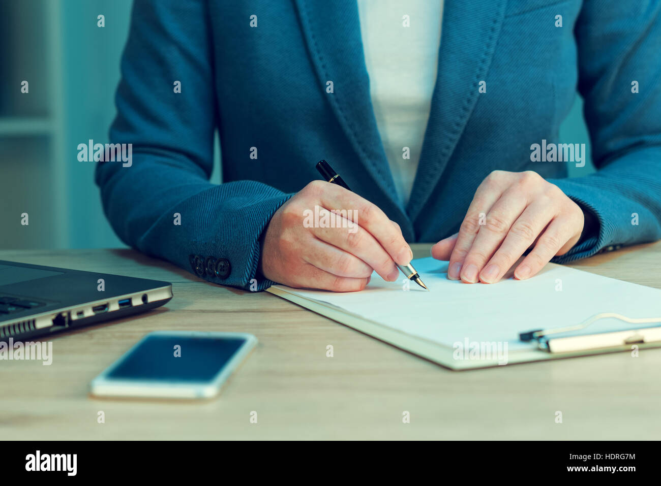 Business-Vereinbarung unterzeichnen, Geschäftsfrau Handschrift Unterschrift auf Vertragsdokument am Schreibtisch Stockfoto