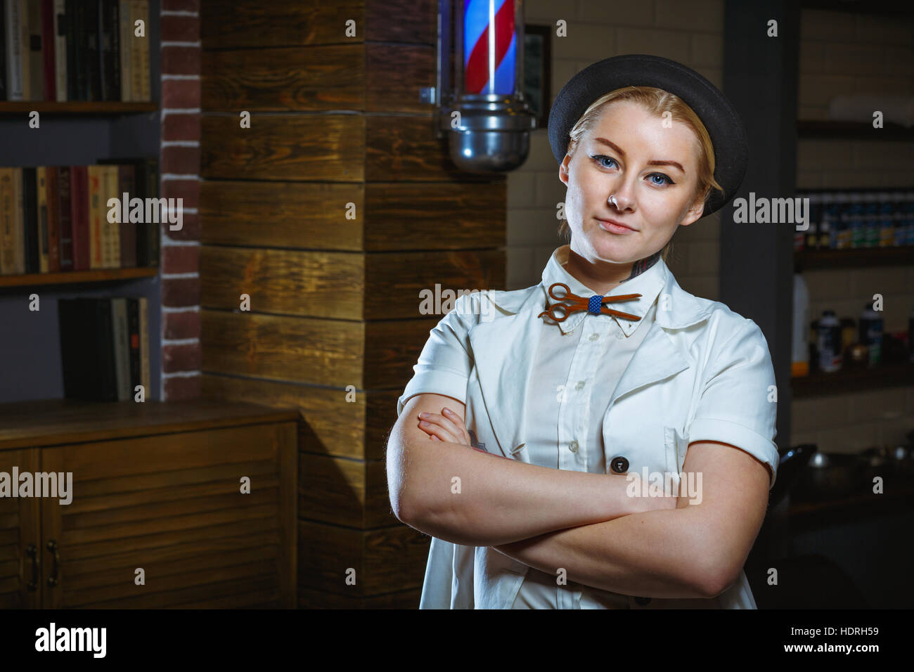 Porträt von Mode Frau Barbier Friseur im Frisörsalon Stockfoto