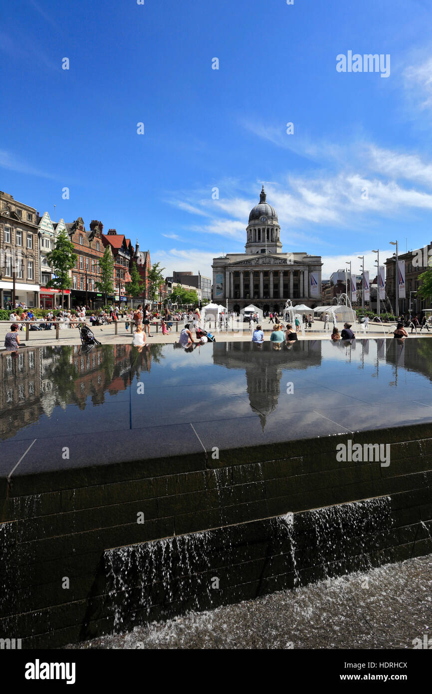 Ratsgebäude reflektiert Peronen Infinity-Pool und Brunnen, Altmarkt, Nottingham, Nottinghamshire Stockfoto