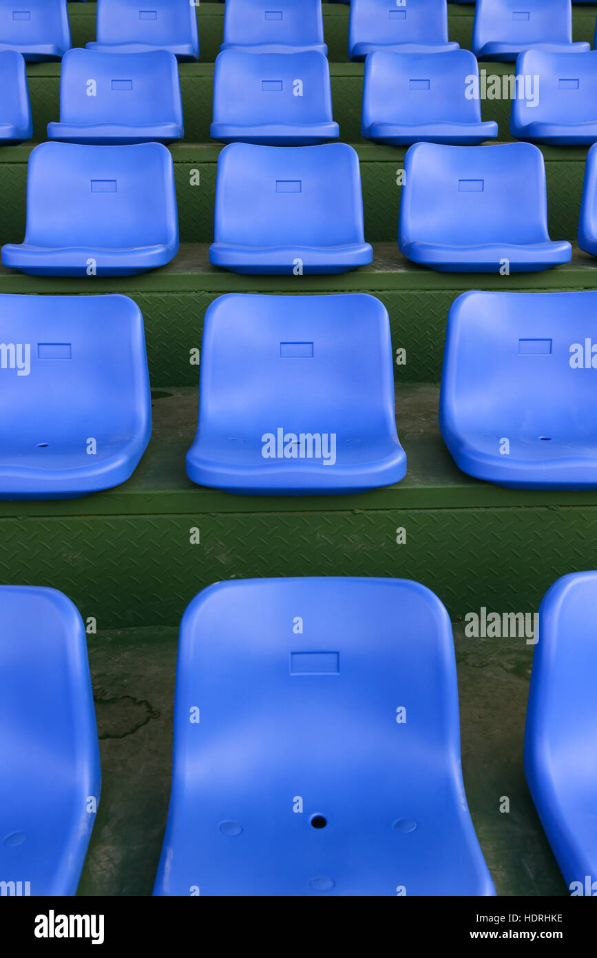 Linien der blauen Stadion Sitze vertikale Zusammensetzung Stockfoto