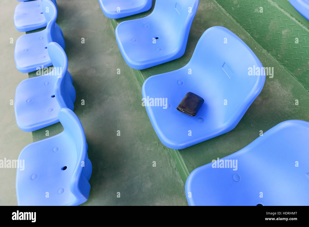 verlorene Brieftasche liegen auf einem Stadion Sitz Stockfoto