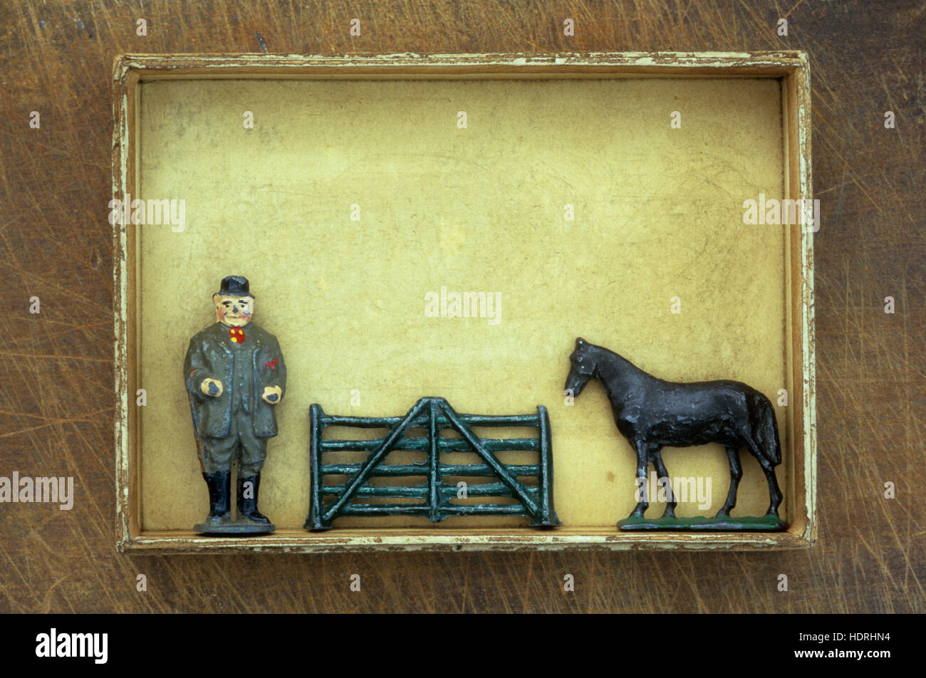 Karton mit Vintage führen Modelle von Braun plump Landwirt Pferd und grünes Tor oder Zaun Stockfoto