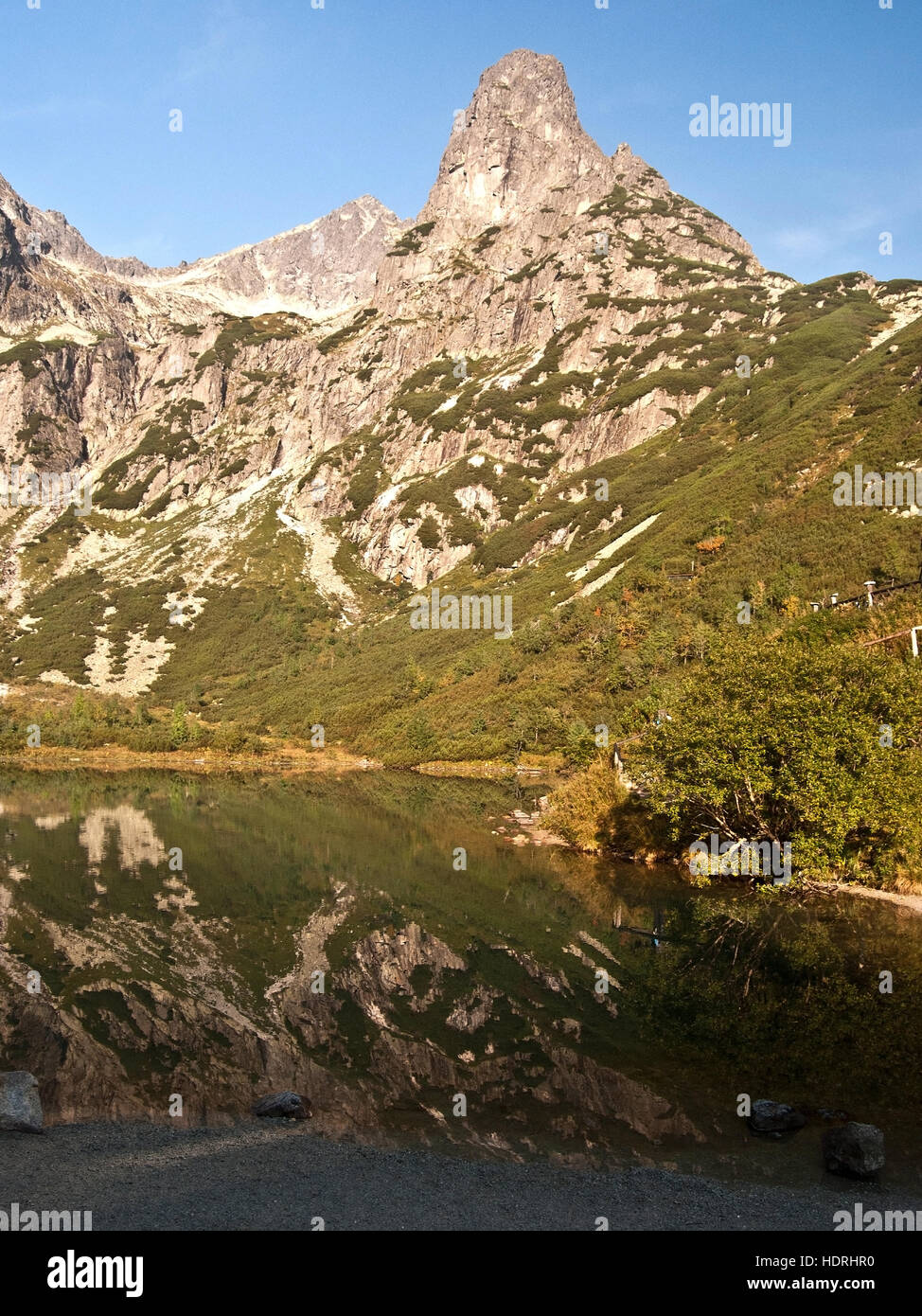 Zelene pleso Bergsee mit jastrabia Link und kolovy stit Berggipfel in der Hohen Tatra in der Slowakei Stockfoto
