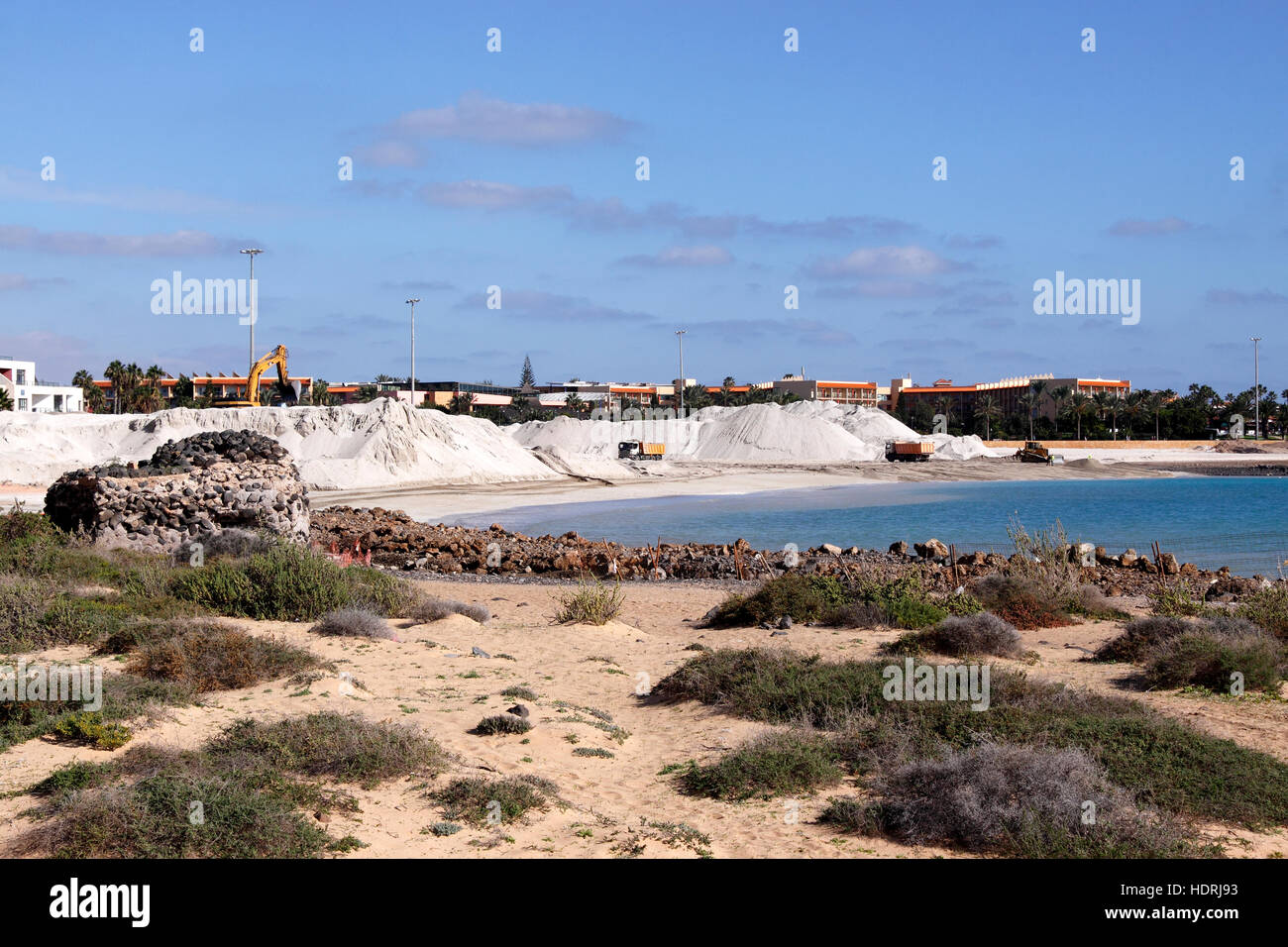 SCHWERE mechanische Anlage Bau A Mann machte Strand in CALETA de FUSTE auf der Kanarischen Insel von FUERTEVENTURA. Stockfoto