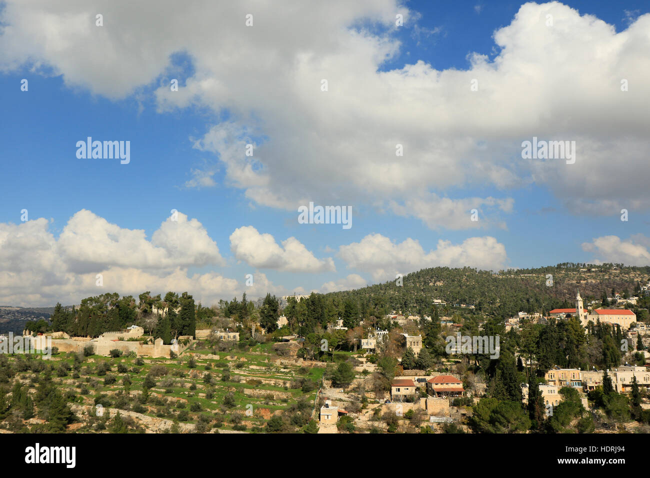 Israel, Jerusalem, einen Blick auf Ein Karem, die Kirche St. Johannes der Täufer auf der rechten Seite Stockfoto