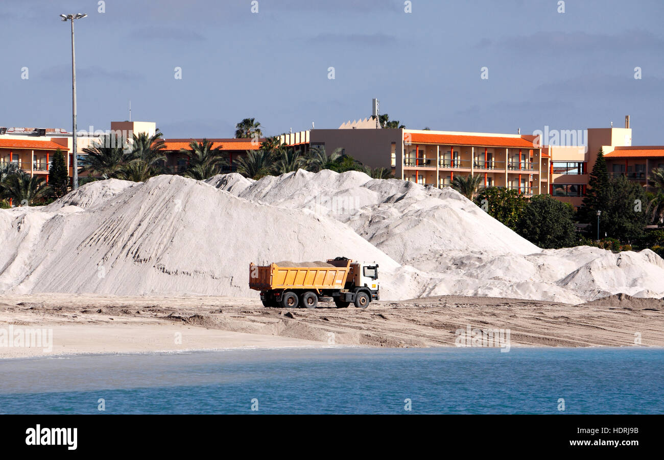SCHWERE mechanische Anlage Bau A Mann machte Strand in CALETA de FUSTE auf der Kanarischen Insel von FUERTEVENTURA. Stockfoto