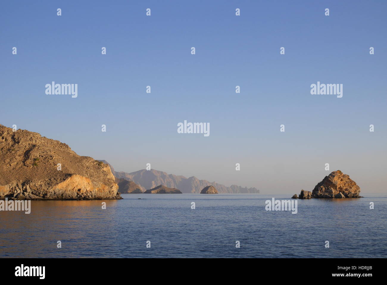 Felsige Küste und Inseln der Halbinsel Musandam, einer Enklave Omans Stockfoto