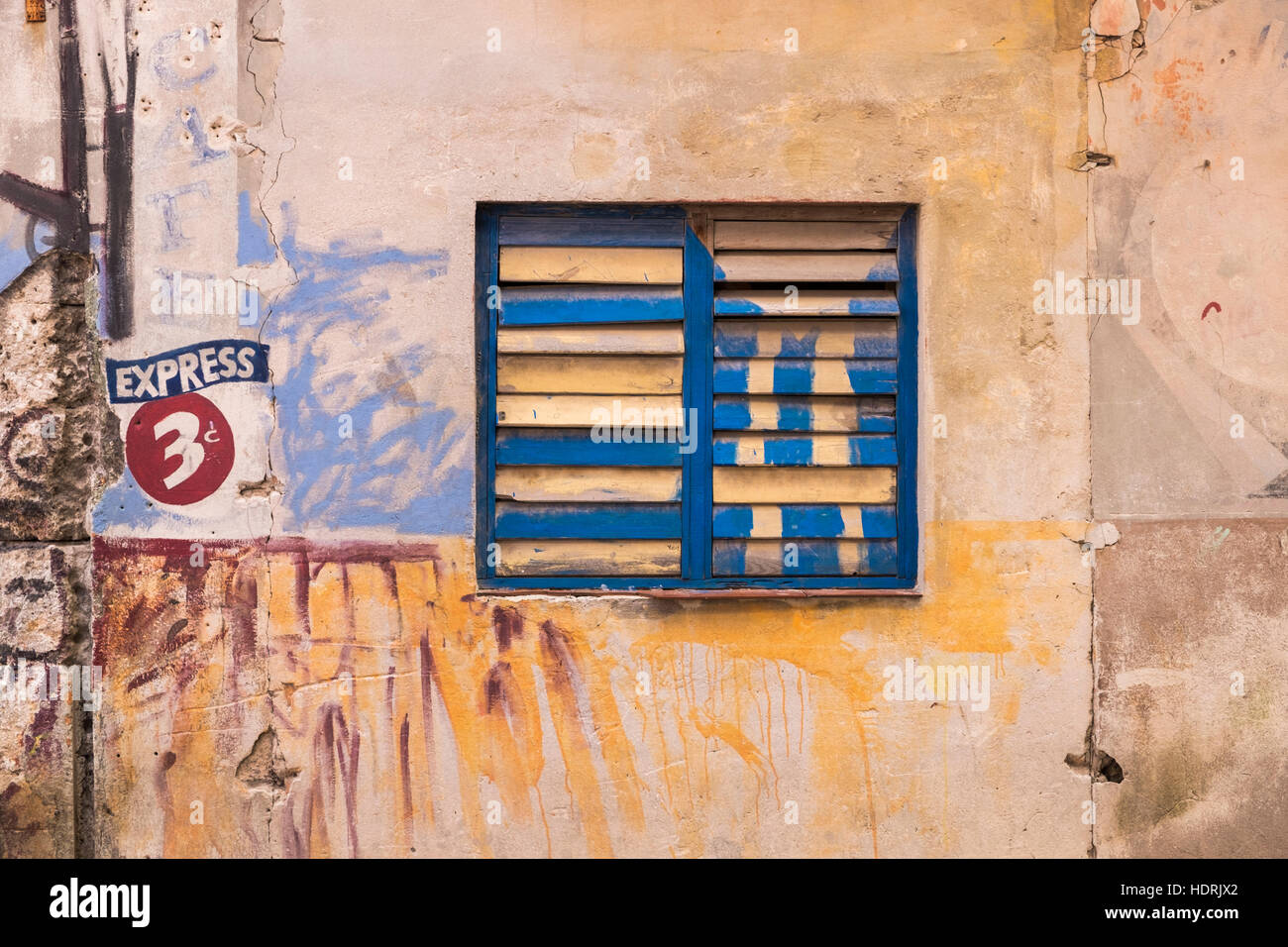 Detail der alten Holzfenster Auslöser und 3¢ Werbung an einer Wand auf Obra Pia, Havanna Vieja, La Havanna, Kuba. Stockfoto