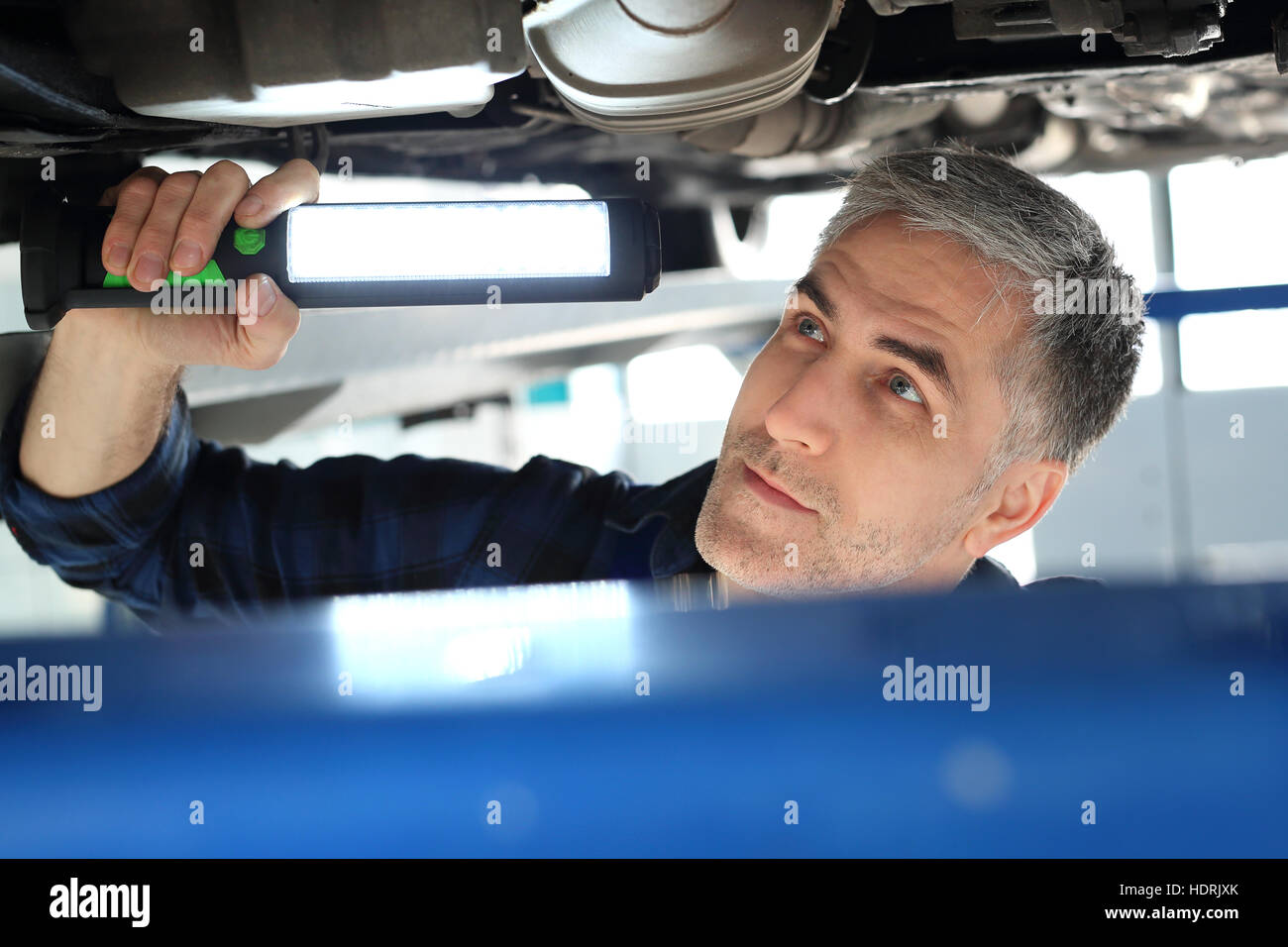 Fahrzeug Prüfstation, ein Auto für den TÜV. Autowerkstatt, mechanische Reparatur eines Autos. Das Auto in der Garage, th Stockfoto