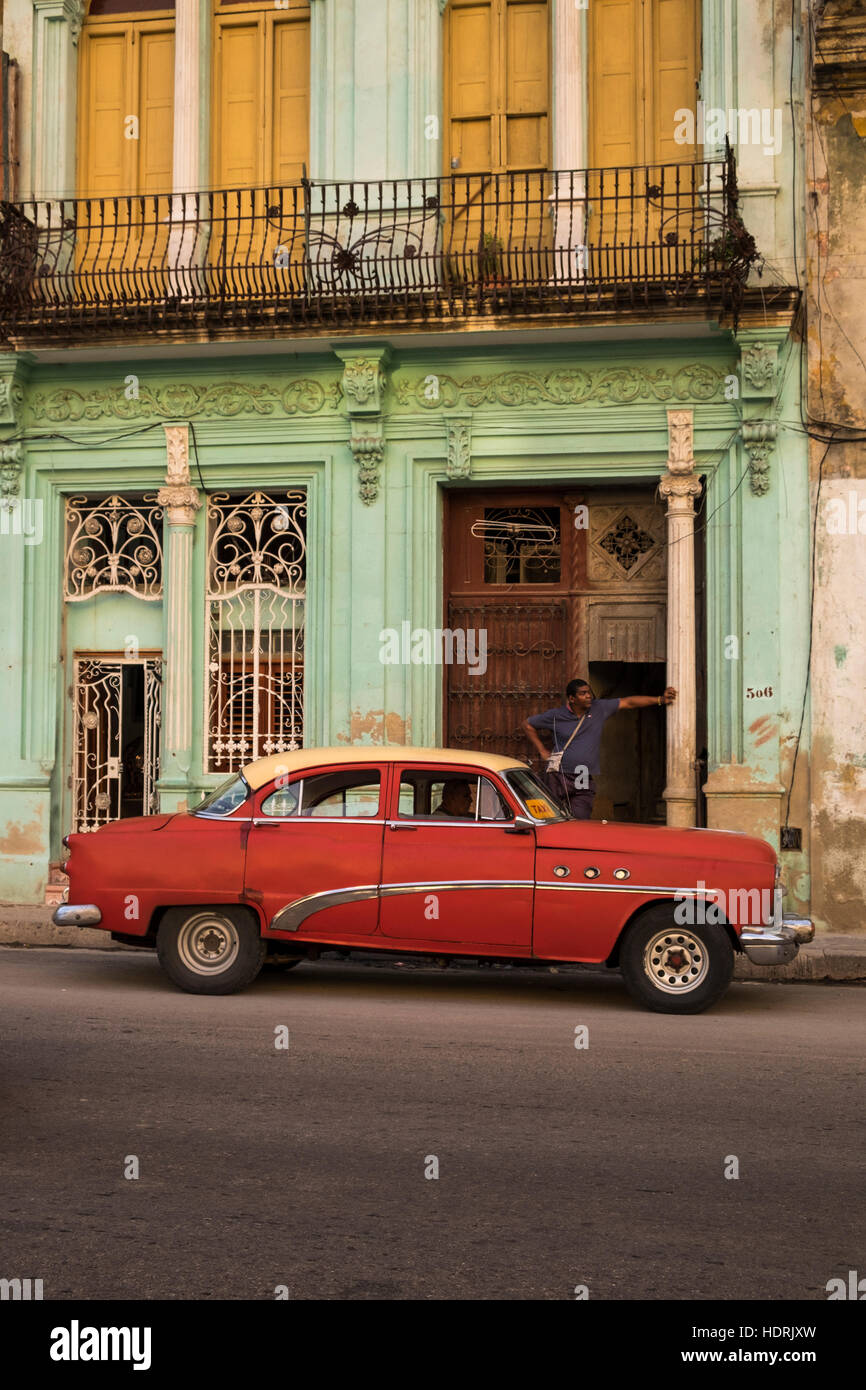 Alte amerikanische Auto, Taxi, wartet auf einen Tarif, La Havanna, Kuba. Stockfoto