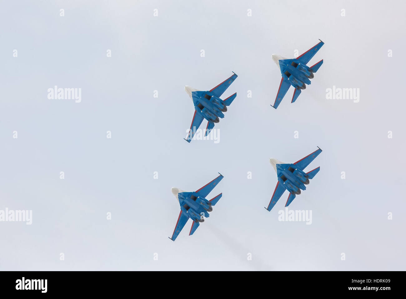 Kämpfer Suchoi Su-27 zeigen Kunstflug bei einer Airshow russische Ritter. Stockfoto