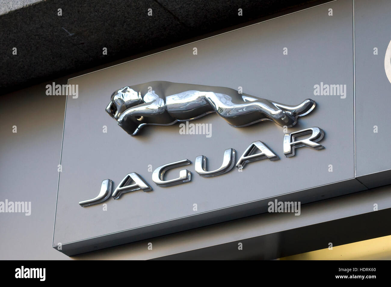 Berühmte Auto-Logo des Automobilherstellers Jaguar von Autohändler in Madrid. Stockfoto