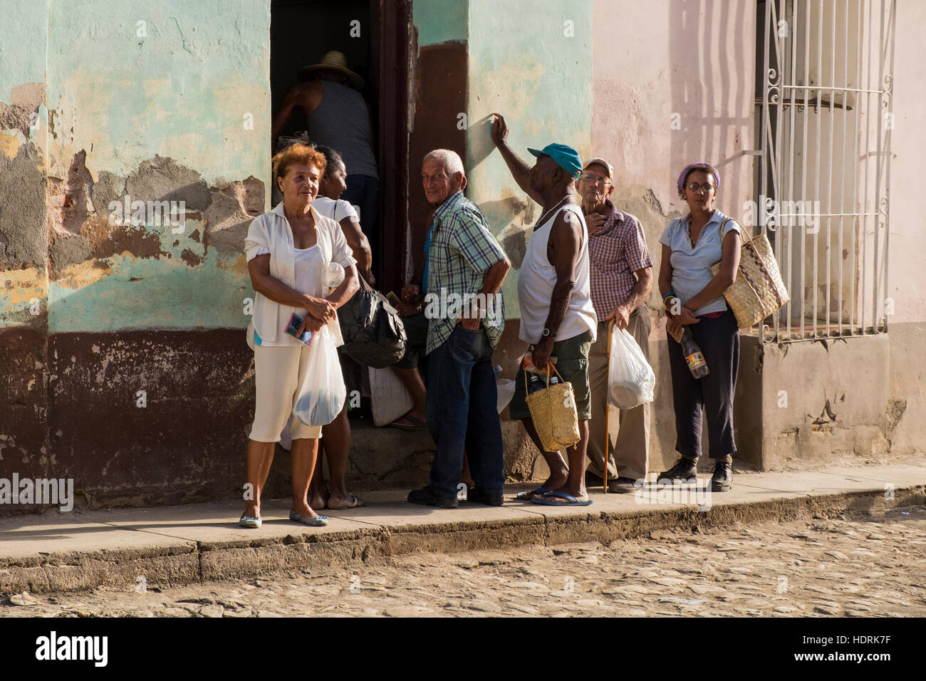 Menschen in die Warteschlange für die Milch-Ration in einer Straße in Trinidad, Kuba Stockfoto