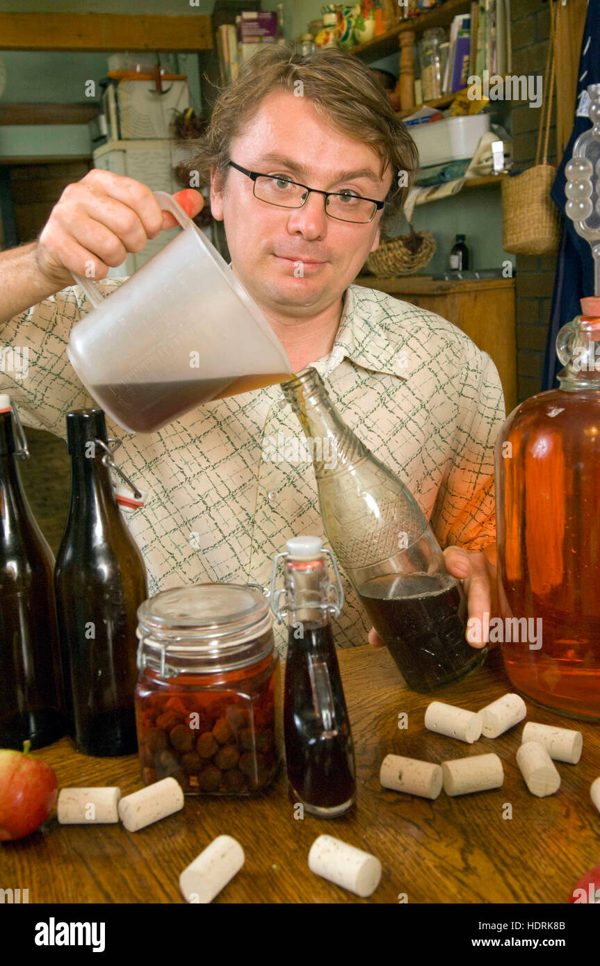 Andy Hamilton macht seine eigenen Geister zu Hause aus einfachen Zutaten in seiner Küche und hat ein Buch mit dem Titel "Alkohol kostenlos' geschrieben. Stockfoto