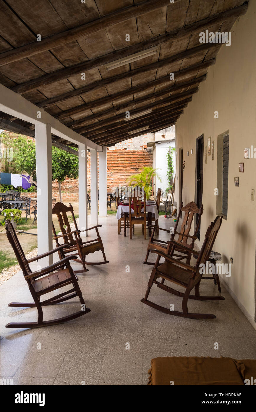 Terrasse mit Schaukelstühlen in einem Casa insbesondere Bed And Breakfast, Haus in Camagüey, Kuba Stockfoto