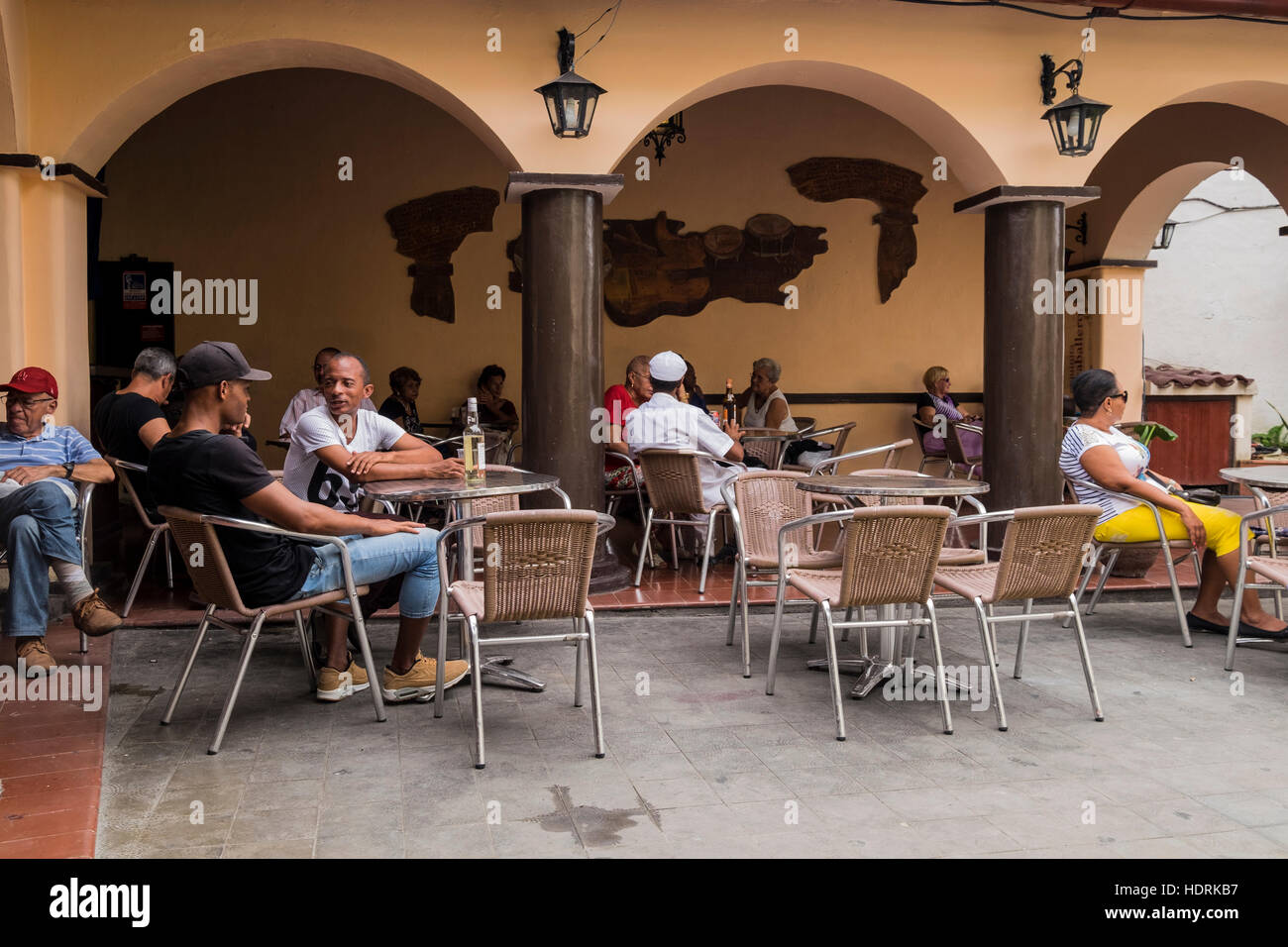 Kunden an den Tischen mit Flaschen Rum in der Casa De La Trova, Plaza Agromonte, Camagüey, Kuba Stockfoto