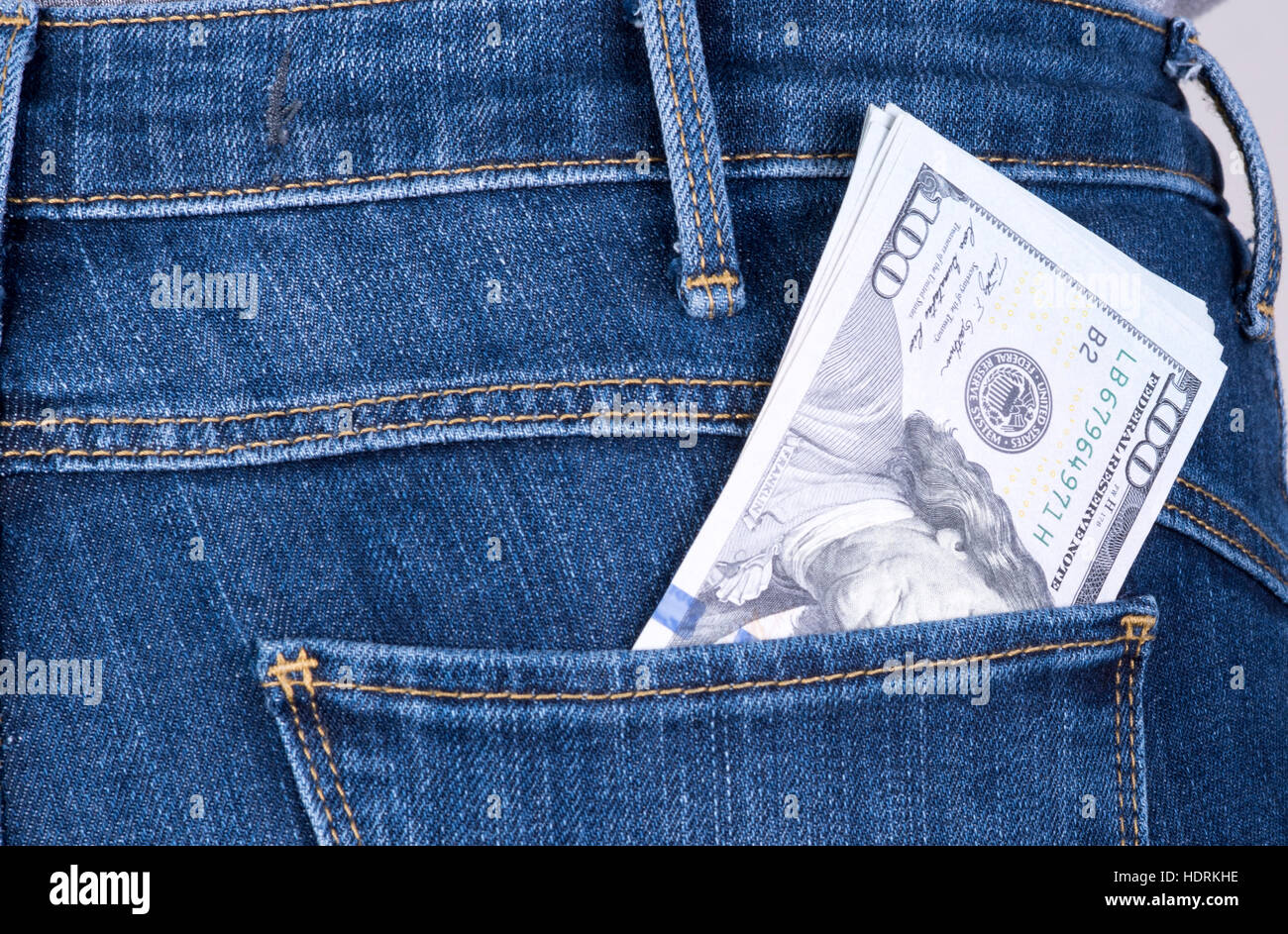 Dollar ragte aus seiner Hosentasche Stockfoto