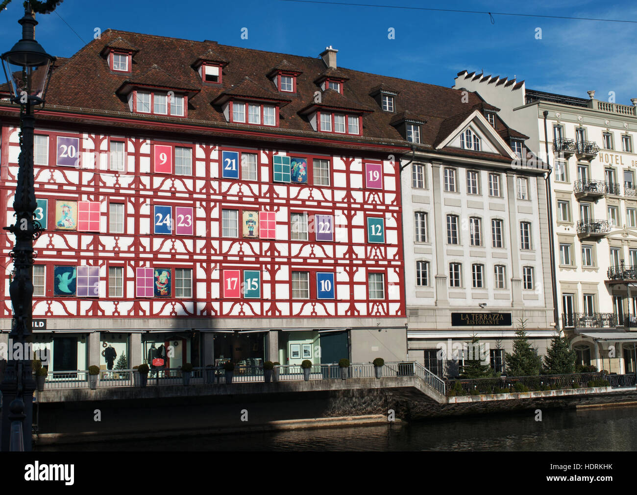 Schweiz, Europa: Weihnachtsdekorationen, ein Adventskalender Gebäude in Luzern, die mittelalterliche Stadt im deutschsprachigen Teil des Landes Stockfoto