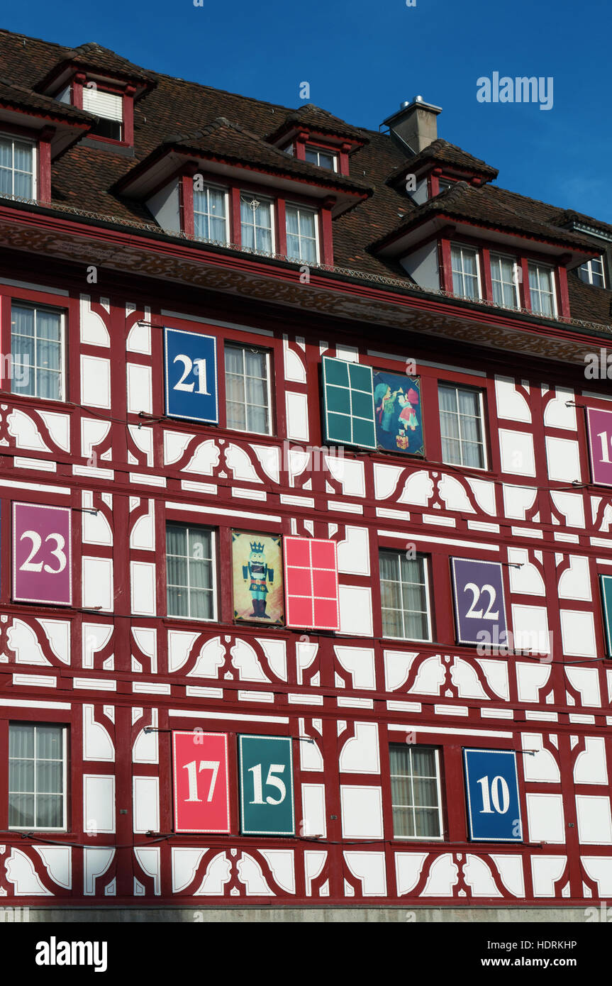 Schweiz, Europa: Weihnachtsdekorationen, ein Adventskalender Gebäude in  Luzern, die mittelalterliche Stadt im deutschsprachigen Teil des Landes  Stockfotografie - Alamy