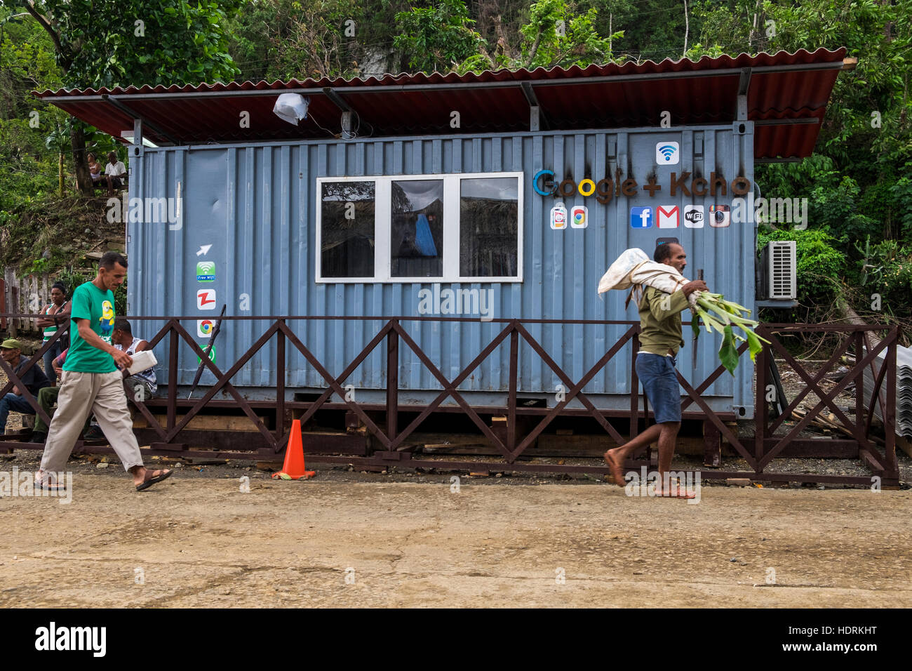 Zinn-Hütte mit WLAN-Dienste zeigt Google + Kcho branding und Logo auf den Hurrikan betroffenen Bereich von Baracoa, Kuba Stockfoto