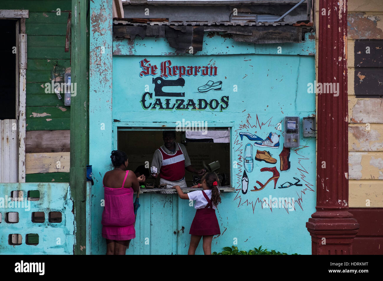 Kleinunternehmen, die Reparatur von Schuhen in Baracoa, Kuba Stockfoto
