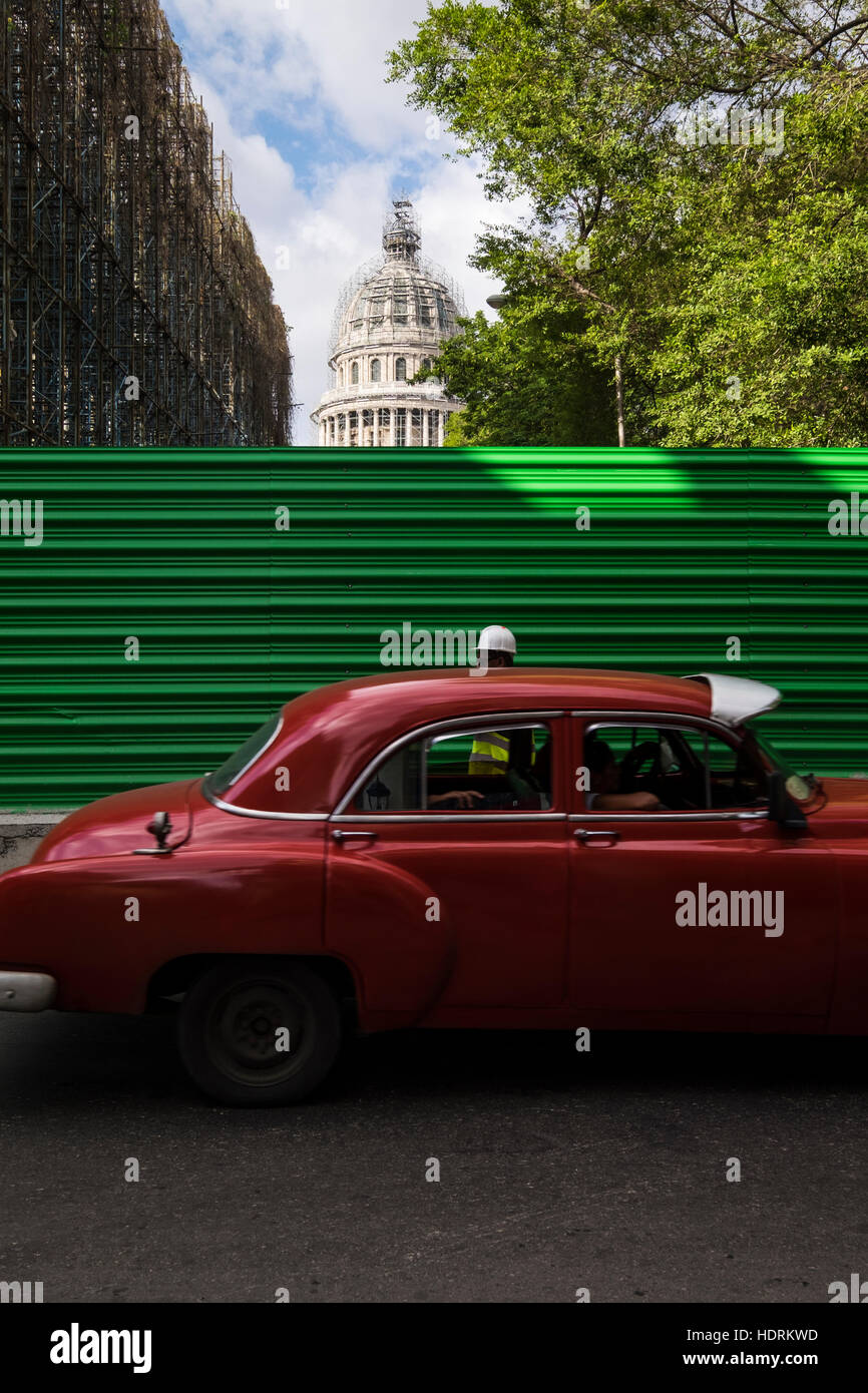 Amerikanische Oldtimer, Bauarbeiter in Schutzhelm, grüne Horten, Gerüste, Redevlopment am Ende des Brasilien vor dem Capitolio, Gebäude, Stockfoto