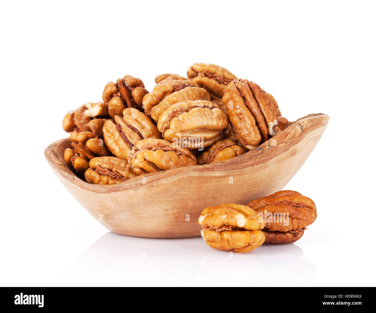 Pekannüsse in Schüssel geben. Isoliert auf weißem Hintergrund Stockfoto