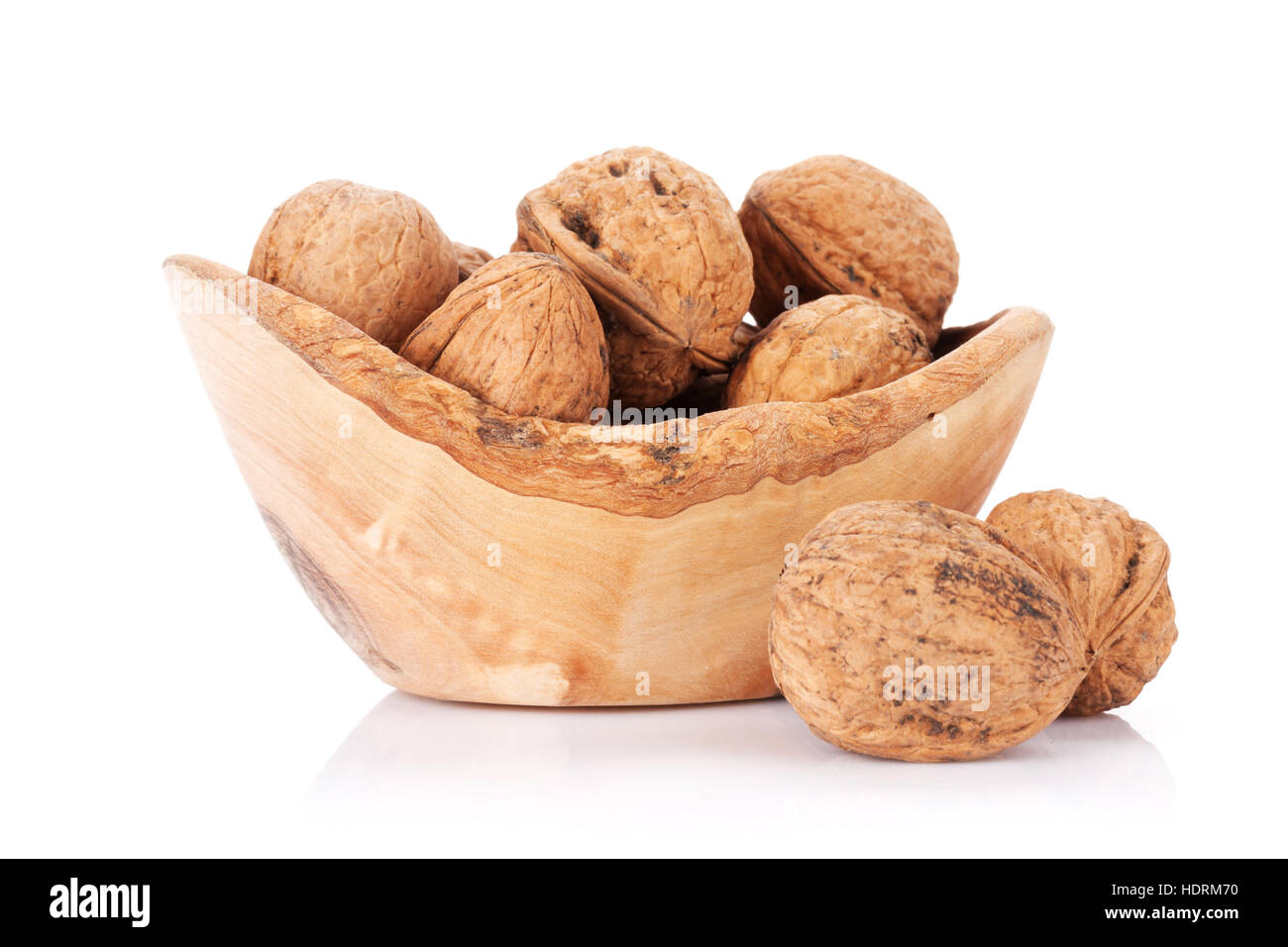 Walnuss Muttern in Schüssel geben. Isoliert auf weißem Hintergrund Stockfoto