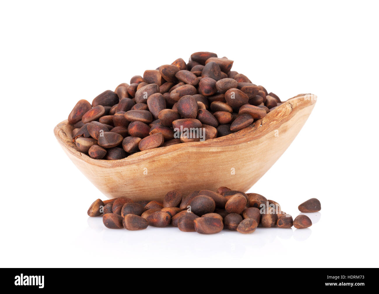 Pinienkerne in Schüssel geben. Isoliert auf weißem Hintergrund Stockfoto