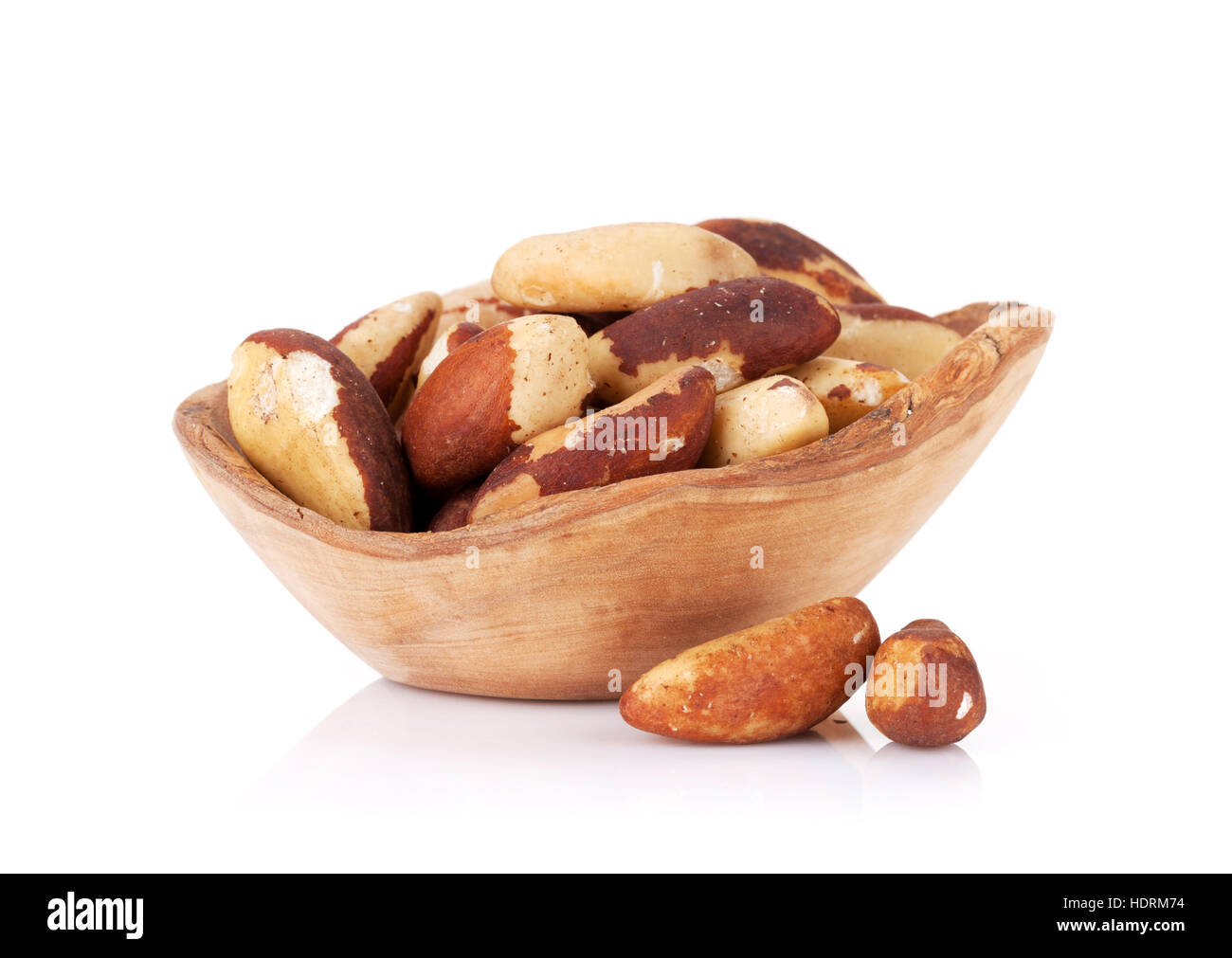 Brasilianischen Nüssen in Schüssel geben. Isoliert auf weißem Hintergrund Stockfoto