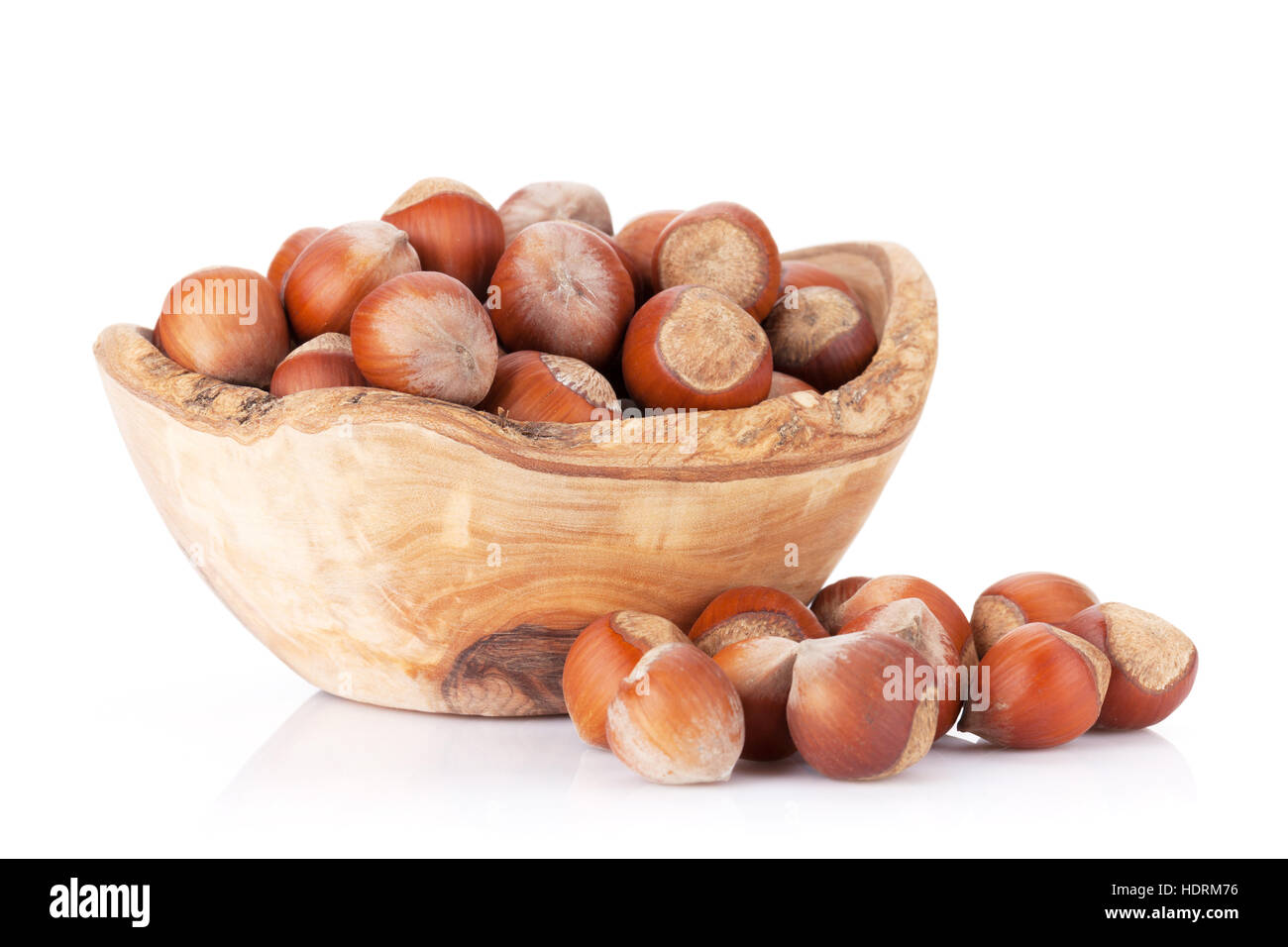 Kastanien Muttern in Schüssel geben. Isoliert auf weißem Hintergrund Stockfoto