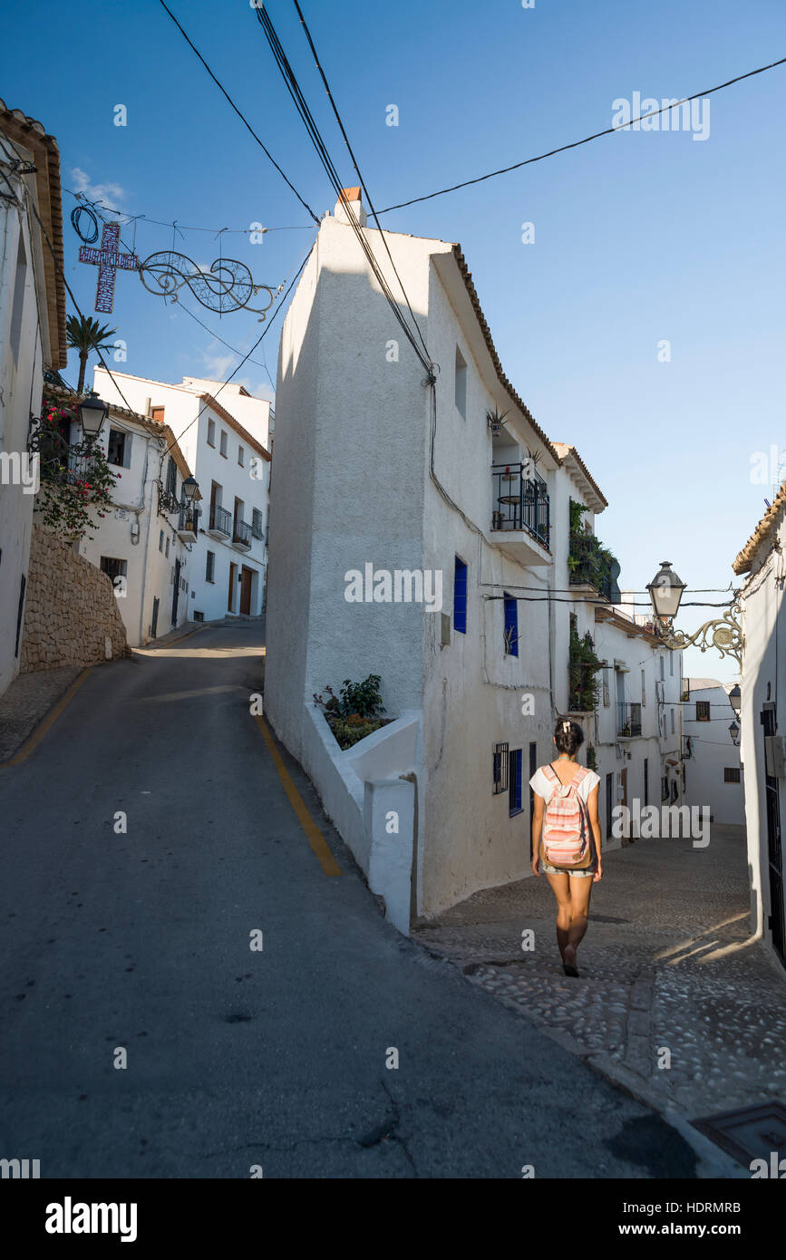 Eine junge Chinesin auf der Straße von der schönen Stadt Altea an der Costa Blanca; Altea, Alicante, Spanien Stockfoto
