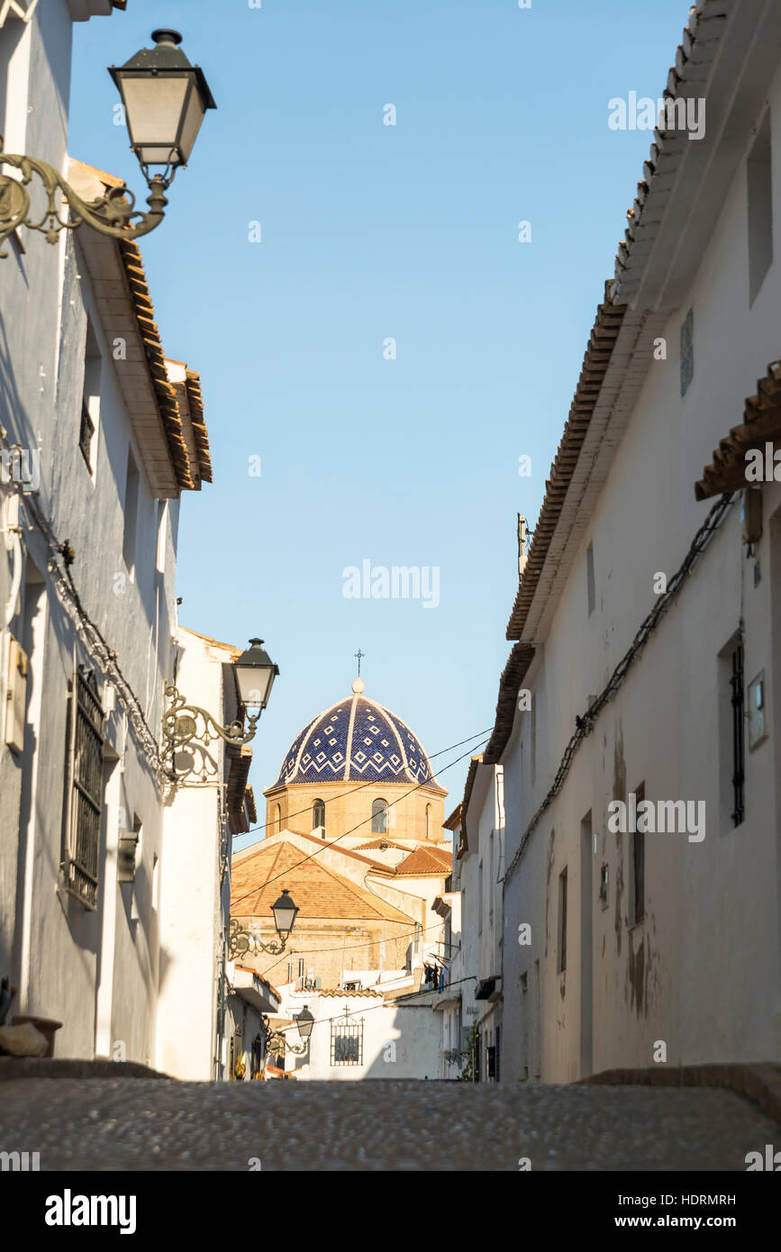 Straße in der Innenstadt von Altea, eine wunderschöne Stadt an der Costa Blanca mit dem Cupule der Kirche im Hintergrund; Altea, Alicante, Spanien Stockfoto