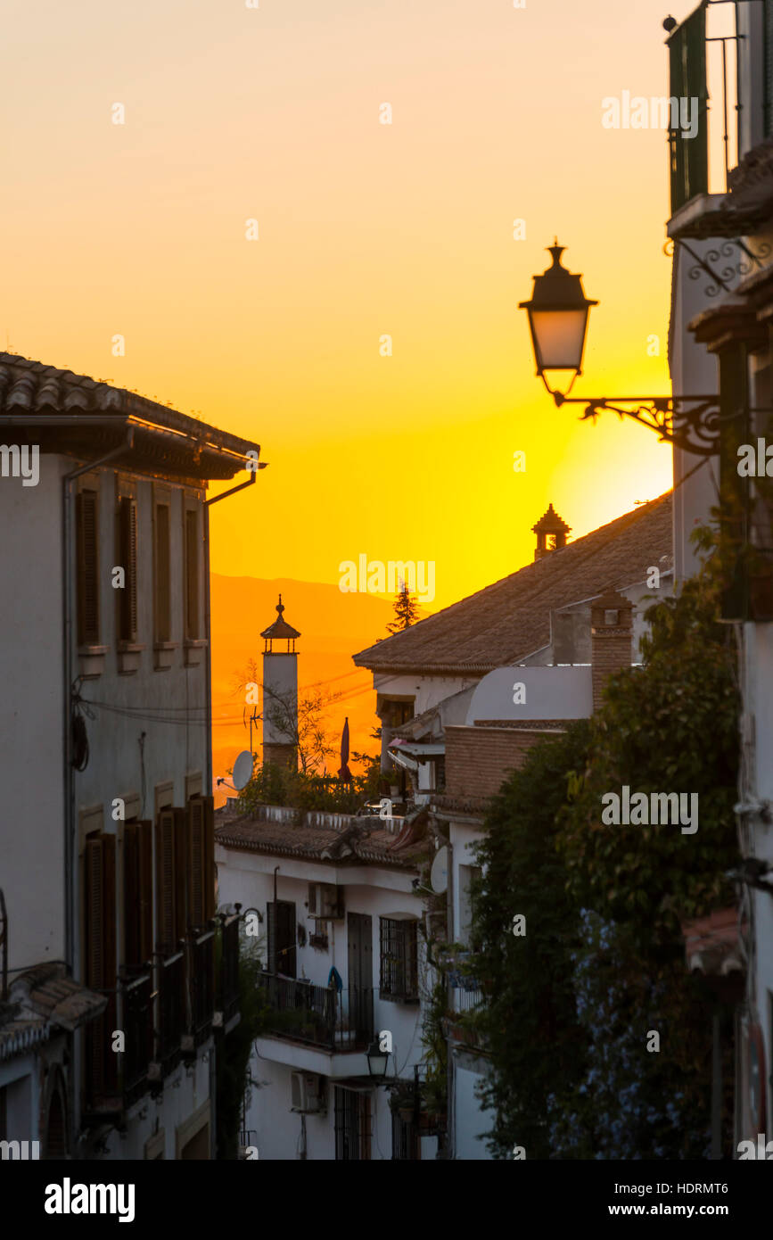 Sonnenuntergang auf den Straßen von Albaicin Nachbarschaft; Granada, Andalusien, Spanien Stockfoto