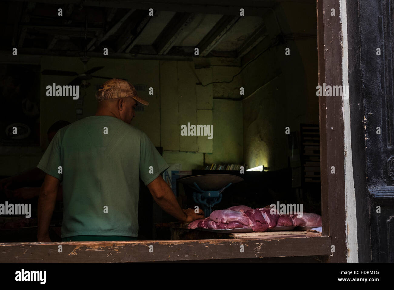 Mann mit Fleisch auf Verkauf im Shop auf San Ignacio, Havanna Vieja, La Havanna, Kuba. Stockfoto