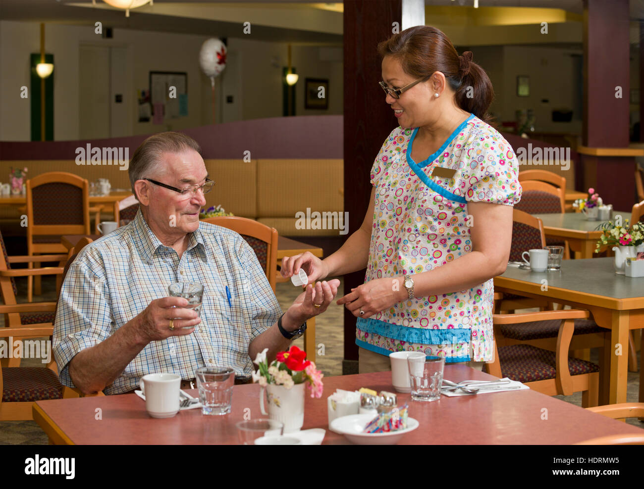 Senioren, die Pflegeperson Medikamente erhalten; Devon, Alberta, Kanada Stockfoto