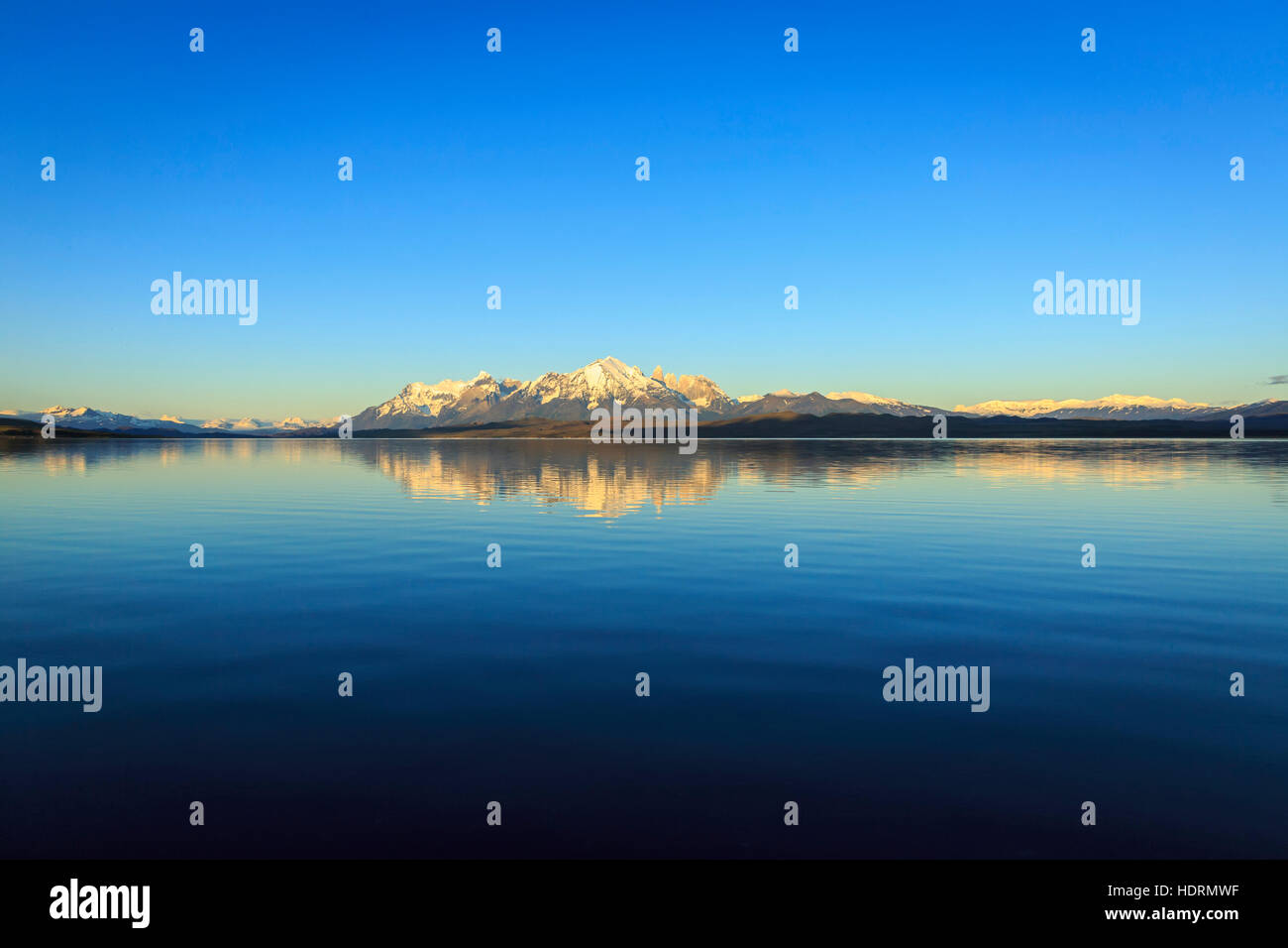 Sarmiento See und Nationalpark Torres del Paine im chilenischen Patagonien mit Cordillera Paine Granitfelsen, ikonischen Herzstück des Parks Stockfoto