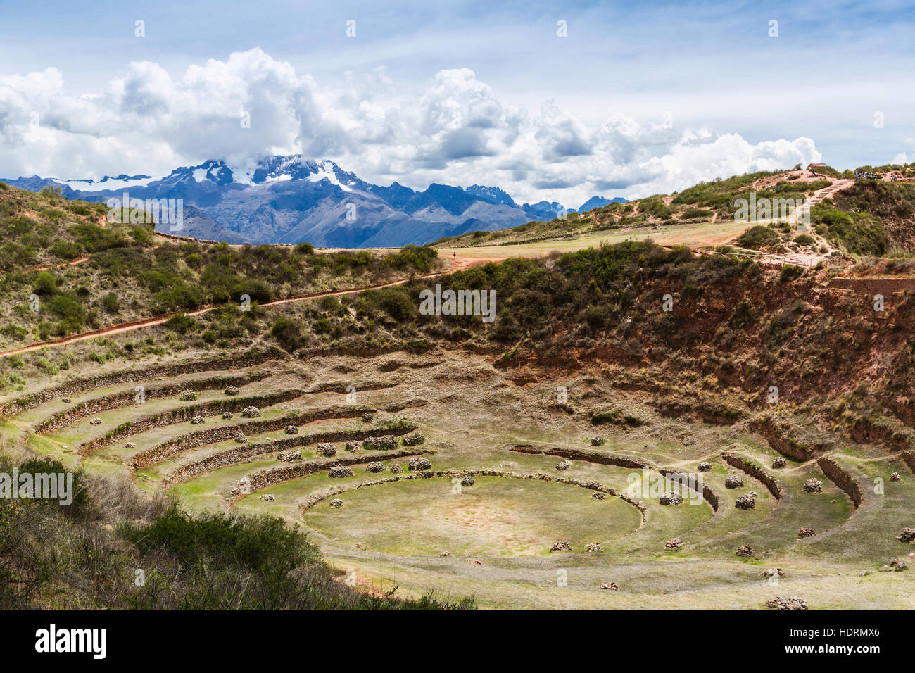 Kreisförmige Terrassen von Moray, Stadt Maras im Heiligen Tal von Peru; Muränen, Cusco, Peru Stockfoto