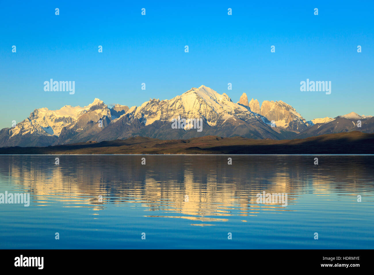 Sarmiento See und Nationalpark Torres del Paine im chilenischen Patagonien mit Cordillera Paine Granitfelsen, ikonischen Herzstück des Parks Stockfoto