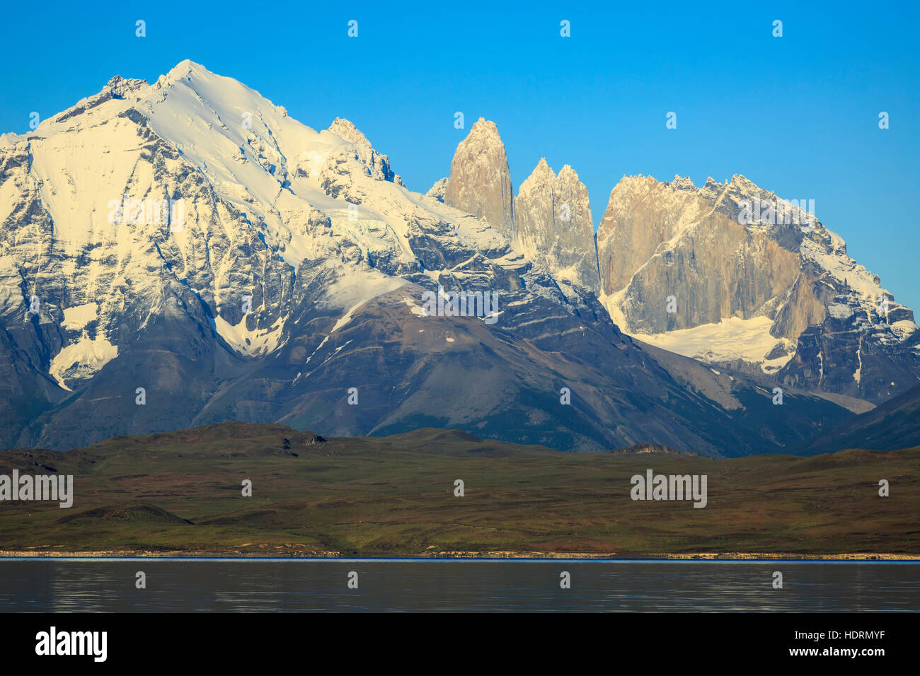 Sarmiento See und Nationalpark Torres del Paine im chilenischen Patagonien mit Cordillera Paine Granitfelsen, ikonischen Herzstück des Parks Stockfoto