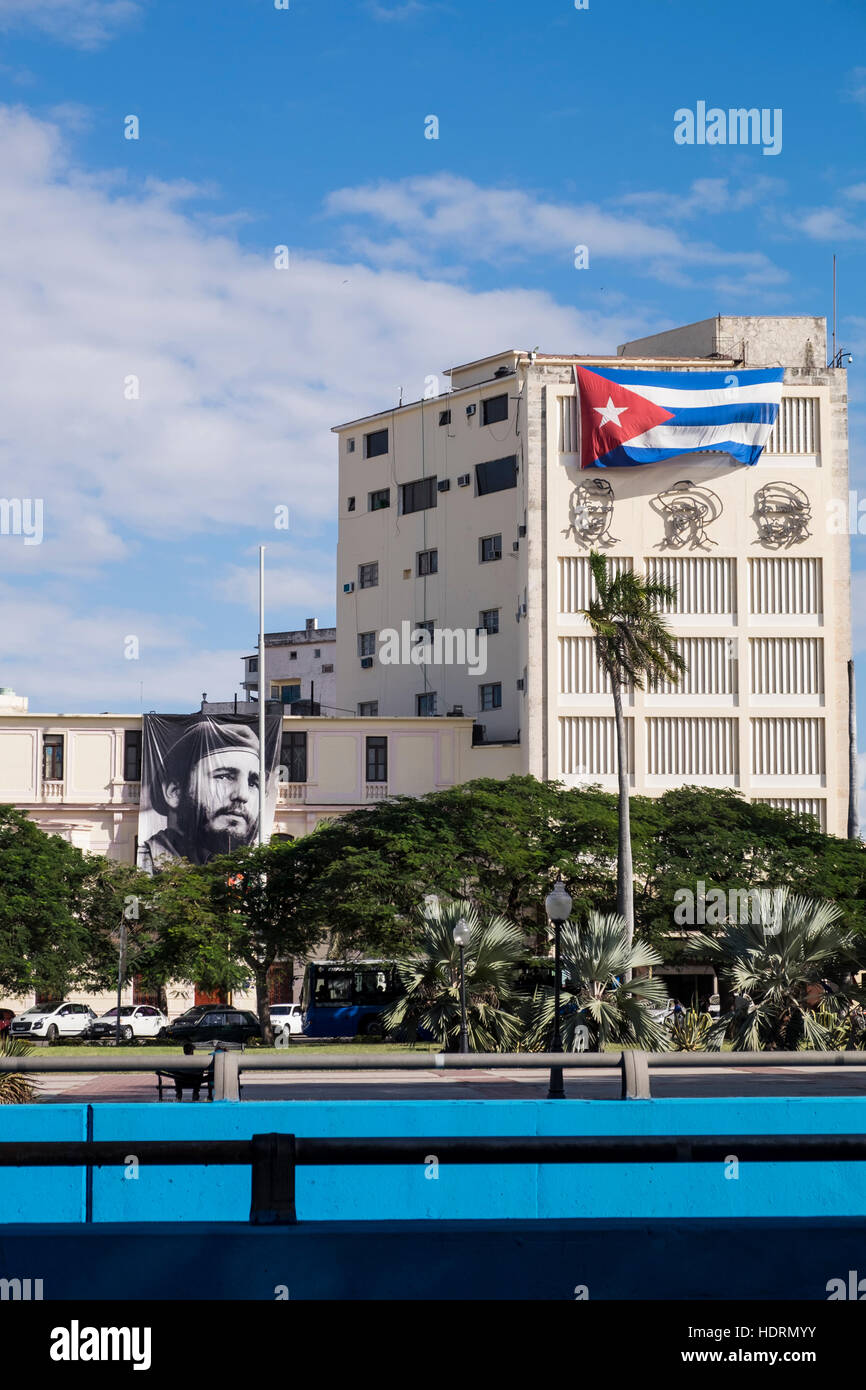 Kubanische Flagge, Foto von Che und skulpturale Schablone Porträts von den Revolutionsführern, Mella, Camilo Cienfuegos, Che Guavara auf der Yo Stockfoto
